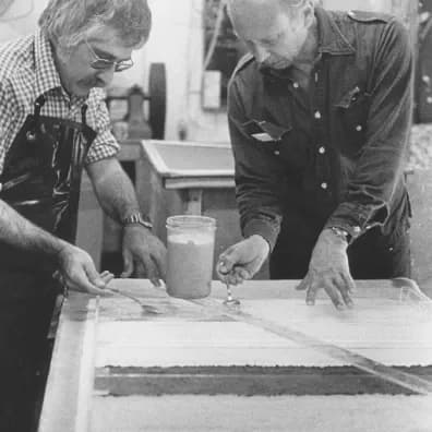 Ellsworth Kelly and Kenneth Tyler spoon coloured pulp through a plastic image mould for ‘Colored paper image XXI’