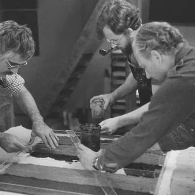 Ellsworth Kelly, Kenneth Tyler and workshop assistant spoon coloured pulp through an image mold for ‘Colored paper image’ series