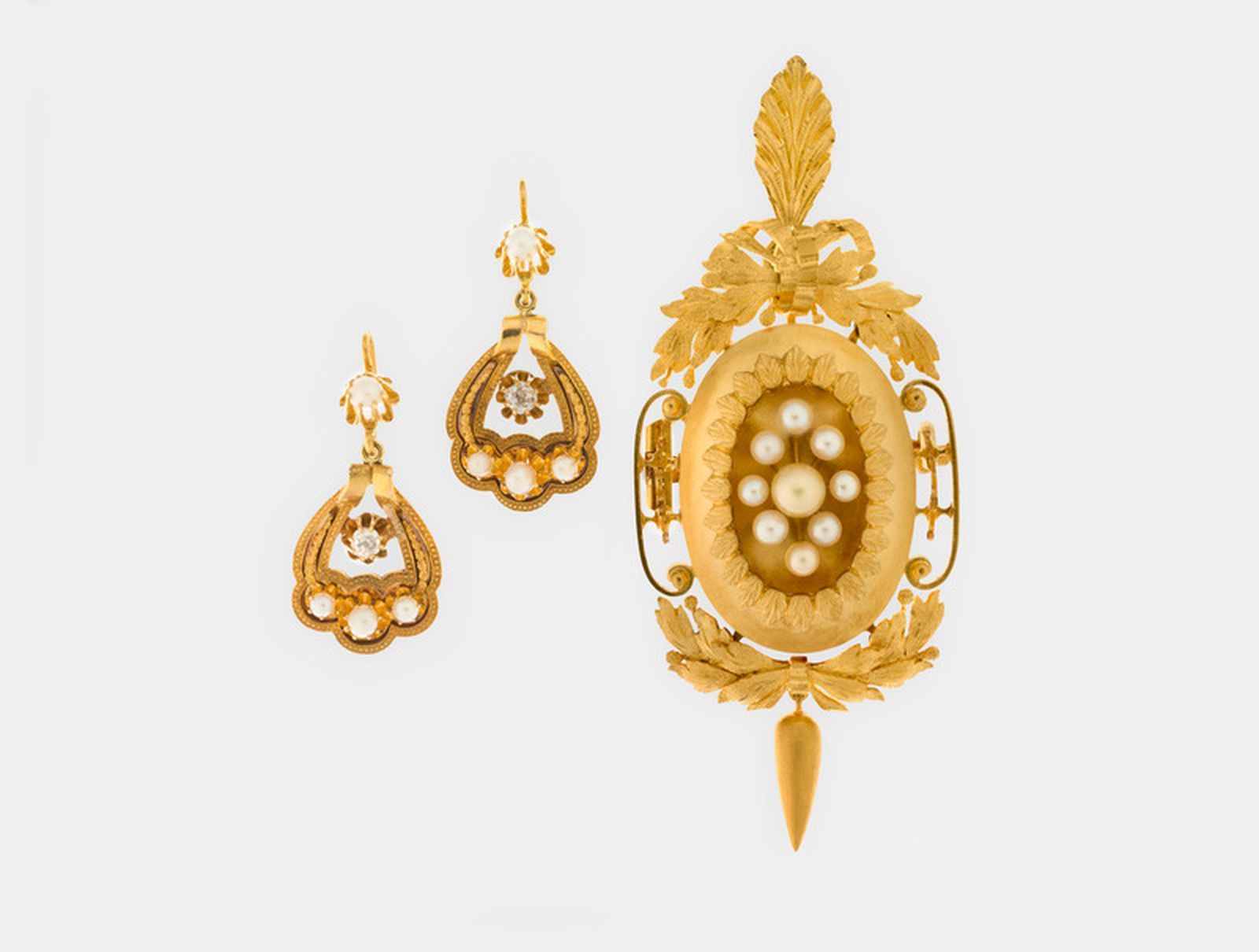 Gold jewellery inlaid with pearls