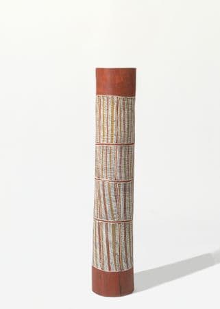Short and wide pole with repeated white, ochre and yellow crosshatched bands