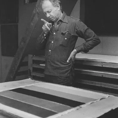 Ellsworth Kelly studying newly pressed ‘Coloured paper image XIX’