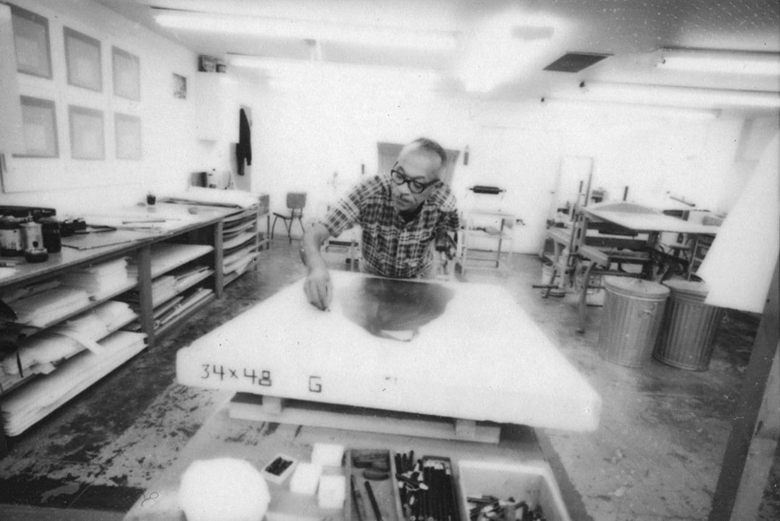 Image from a contact sheet in the Kenneth Tyler Collection archive showing Charles White working at Gemini Limited