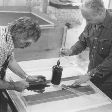 Ellsworth Kelly and Kenneth Tyler applying coloured pulp through an image mold for a work from the ‘Coloured paper image’ series