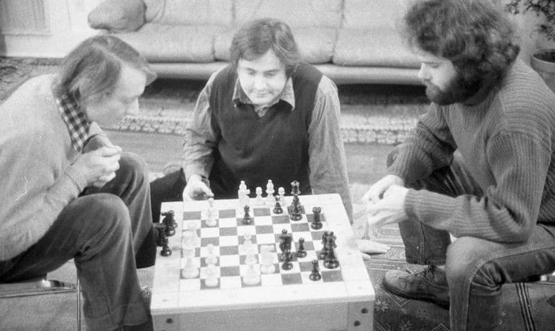Roy Lichtenstein plays a game of chess with an unidentified individual in the loungeroom of Roy and Dorothy Lichtenstein, Southampton, New York State, 1976.