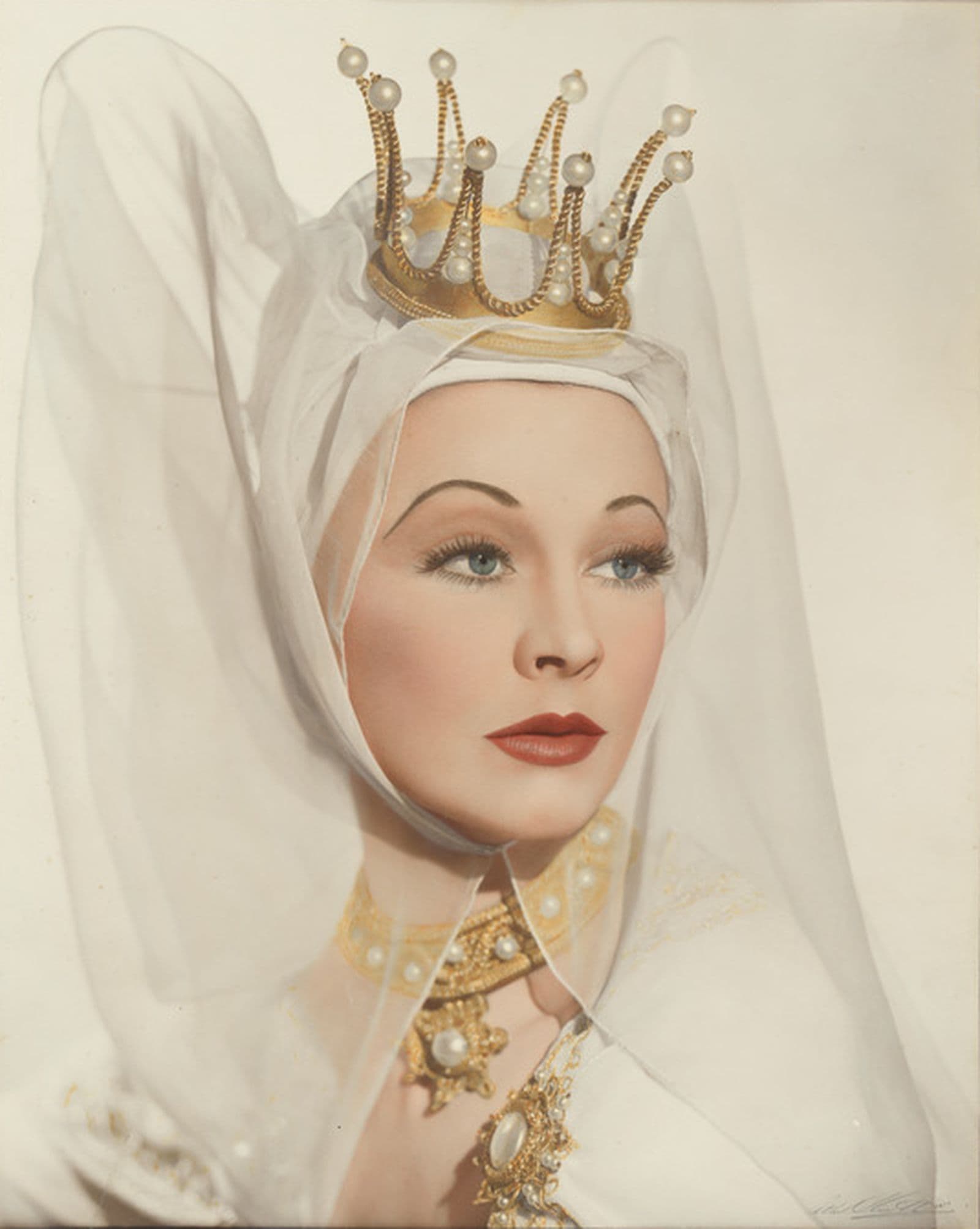 Photo portrait of Vivian Leigh with a white veil and pearl crown