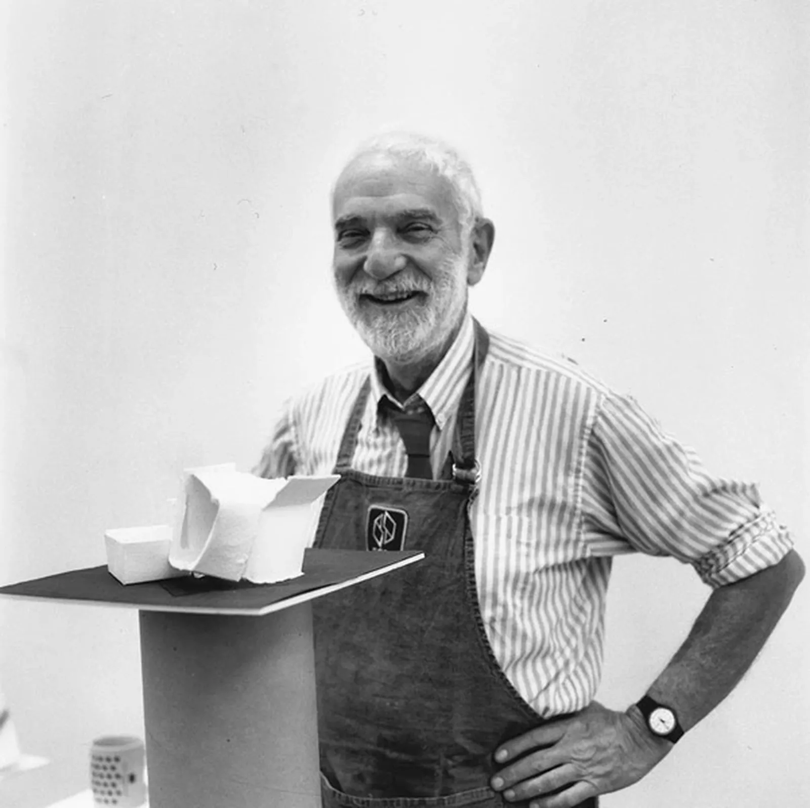 Black and white portrait of Anthony Caro at Tyler Graphics,