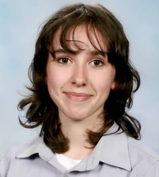 Portrait photo of a young brunette girl